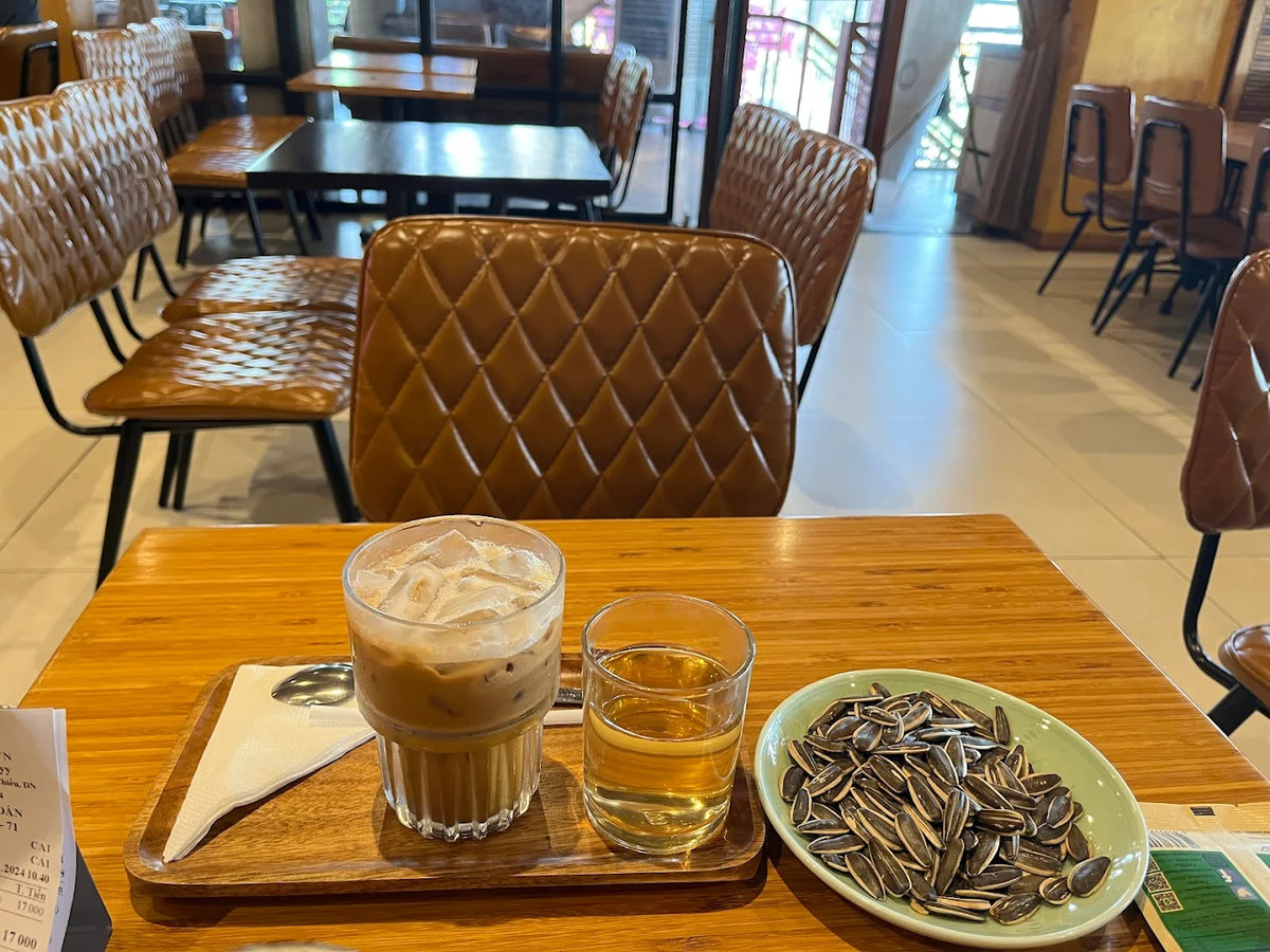 Saigon Brown Coffee has a variety of food and drinks, especially Saigon-style coffee 
